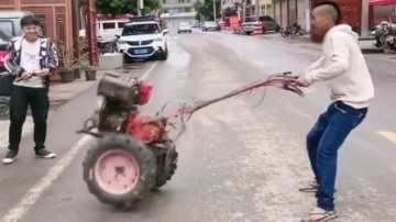 高手在民间，小哥亲手为你展示手扶拖拉机上货车，太厉害了