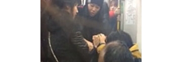 【拍客】实拍地铁两女打架扔土豆丝