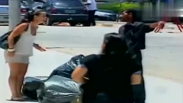 老外恶搞：钻进垃圾袋恶搞路人，老外真是太坏了！