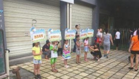 幼儿园安排小朋友举牌 庆祝园长女儿高考630