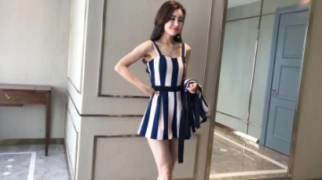 美女肤白貌美大长腿，条纹连体短裤套装打扮甜酷有范，美过街拍