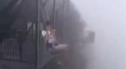 惊险！万丈悬崖边玩荡秋千惊心动魄！