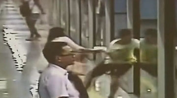 女子地铁内单手擒色狼 市民点赞:收下我的膝盖!