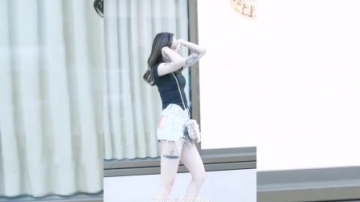 街拍美女：这种肉肉的小姐姐，男生都喜欢吧？