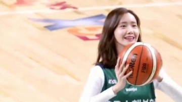 女明星林允儿在体育馆投篮，吸引了全场观众的眼球，不愧是国民女神！