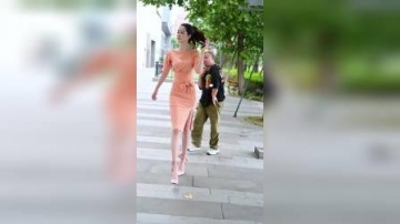 谁的步伐更迷惑？#穿搭#美女#街拍