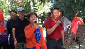 50岁大叔大妈公园合唱《战士为国守安详》，不输专业歌手！