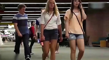 俩小伙街头恶搞，见到美女直接抱起