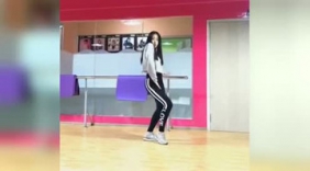 美女舞蹈老师现场教学！身材真好！颜值太高了！