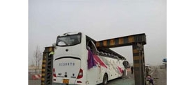 【拍客】大客车冲2.5米限高杆惨遭剃头 一秒变“敞篷车”