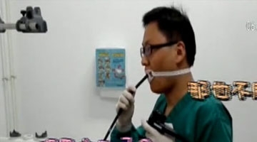 河南：医生给自己做胃镜 体验痛感令人佩服