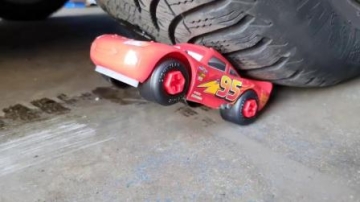 牛人把玩具货车放到车轮下，请勿轻易模仿，实在是太减压了