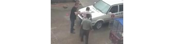 【拍客】实拍城管砸东西后打人