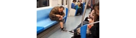 【拍客】“修脚叔”地铁独占座位 车厢内气味难闻，乘客无奈