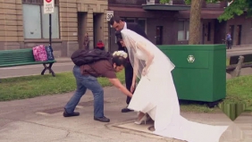 转眼间小鬼钻入新娘裙底“消失”了，下一幕帅哥举动太搞笑了