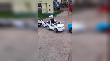 四岁萌娃练了一身“开车”技能，真是太厉害了