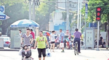 行人闯红灯 被罚喊100遍“我以后不闯红灯了”