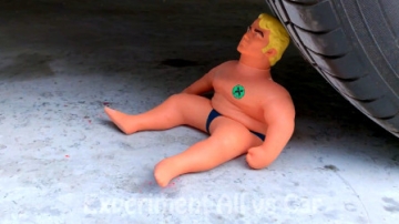 减压实验：牛人把减压球、杯子、奶粉放在车轮下，好减压，勿模仿