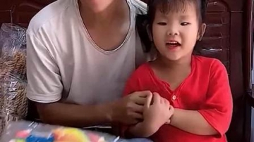 亲子游戏：萌娃这是你们喜欢的小花 谢谢妈妈送的小花