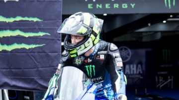 王一博摩托车比赛被撞摔倒 对方车队称：向车手表示慰问