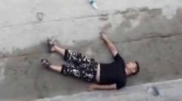 实拍男子看潮坠桥摔断腰躺地不起 险被潮水冲走