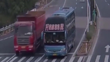 监控实拍车祸瞬间，行至路口不减速，死神把其带下路！