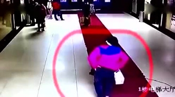 产妇突然发作 孩子生在裤裆里