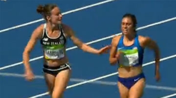 奥运选手摔倒后相扶跑完全程