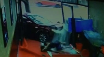 监拍女司机误把油门当刹车 冲进烧烤店撞飞员工