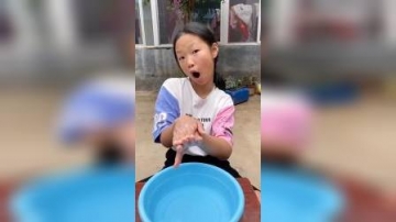 童年趣事：萌娃早上起来要洗手，养成讲卫生的好习惯