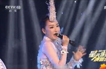 【拍客】萨顶顶假唱话筒拿反：下次会演的更精细些