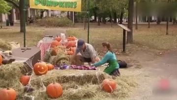 老外街头恶搞 神秘稻草人