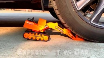 牛人把玩具挖掘机放在车轮下面，看着好过瘾，好减压呀