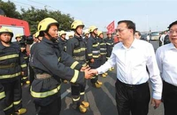 【今日头条】李克强哀悼牺牲消防战士：英雄没有“编外”