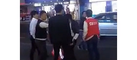 【拍客】实拍东莞嚣张手机店员当街殴打顾客