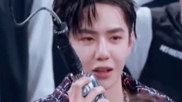 疯了疯了！王一博疯了，不就是玩儿个水吗