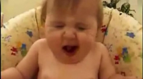 萌宝宝第一次吃柠檬的表情，好可爱啊