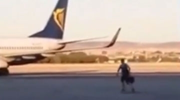 实拍男子在停机坪上奔跑试图赶上飞机 令人难以置信