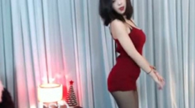 伊素婉含情脉脉美女热舞