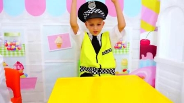 萌娃小可爱：小萌宝在卖冰淇淋，小正太吃完被冰冻住了，怎么办呢？亲子益智玩具儿童乐园