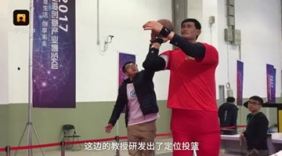 "姚明机器人"亮相上海创博会 3分球百发百中