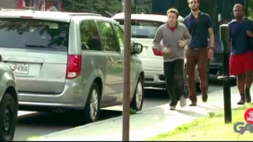 老外街头恶搞 掉进下水道