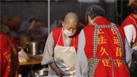 手机实拍佛教四大名山九华山万人免费吃2万份斋饭