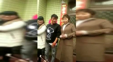 王宝强胜诉回老家过年，乡亲们为他立牌坊上面的对联亮了