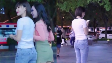 街拍美女：牛仔裤包臀裙的小姐姐携手一起，你选谁？