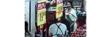 【拍客】监控流浪汉超市内追砍男童 女店员空手入白刃夺刀