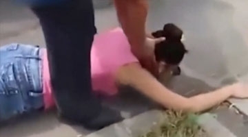 求婚方式太奇葩 男子找黑衣人挟持女友单膝跪地求婚