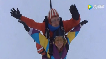 俄80岁高龄老奶奶完成跳伞壮举 想要飞翔的心永远年轻