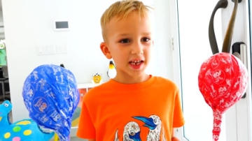 萌娃小可爱的机智的用棒棒糖收买外星人帮自己干家务活，小家伙可真是个人才呀！