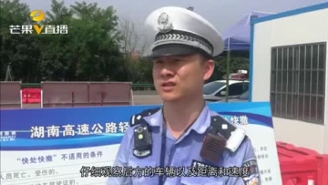 驾驶员低头拿水追尾大货车 180度惊天翻转落到对面车道！